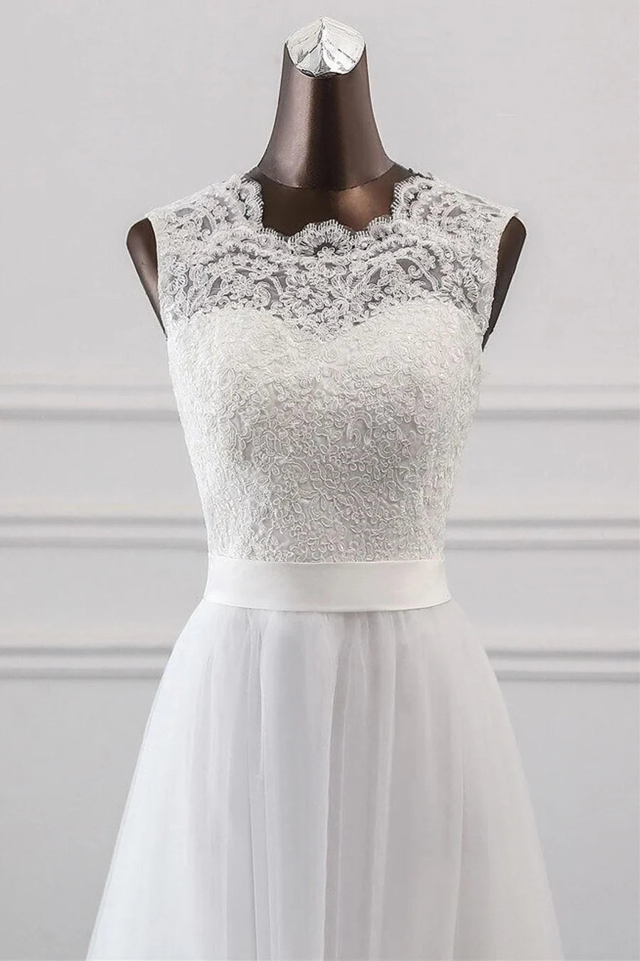 Robe de mariée longue sans manches à lacets et décolleté en cœur
